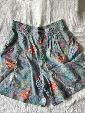 Vintage 90s LizSport by Liz Claybourne
Floral Chambray pleated Shorts
4